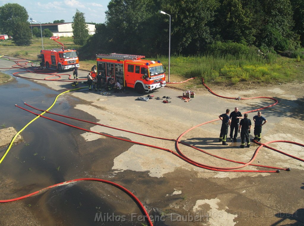 Feuer Koeln Ossendorf Butzweiler Hof neben IKEA P317.JPG